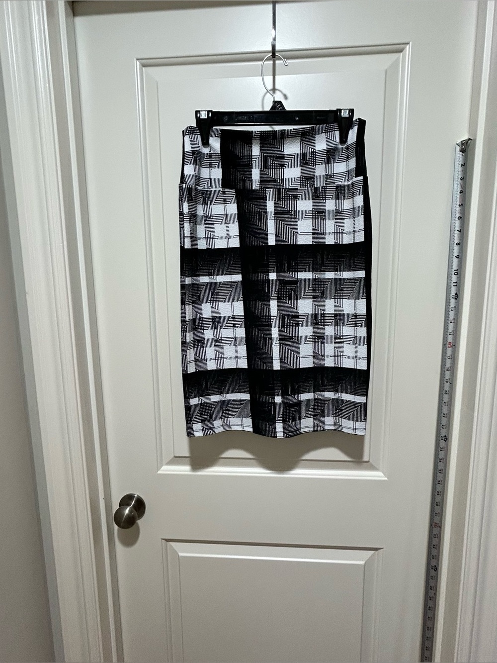 LuluRoe women’s size S Black and White midi Plaid Pencil Skirt LIKE NEW stretch